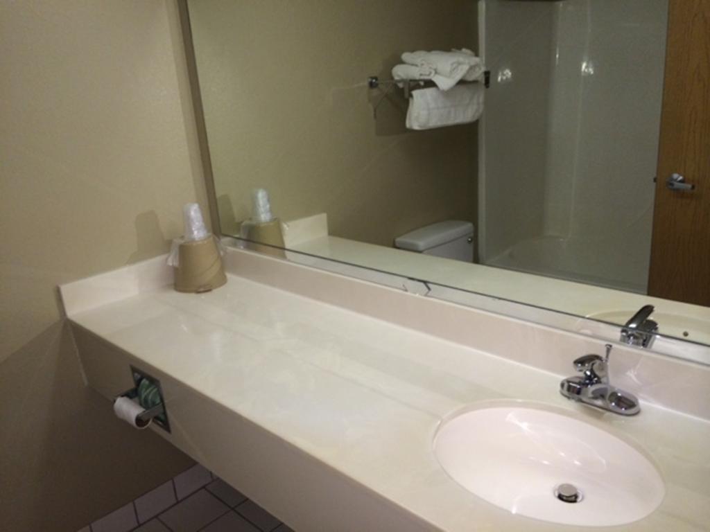 Super 8 By Wyndham Beresford Hotel Room photo